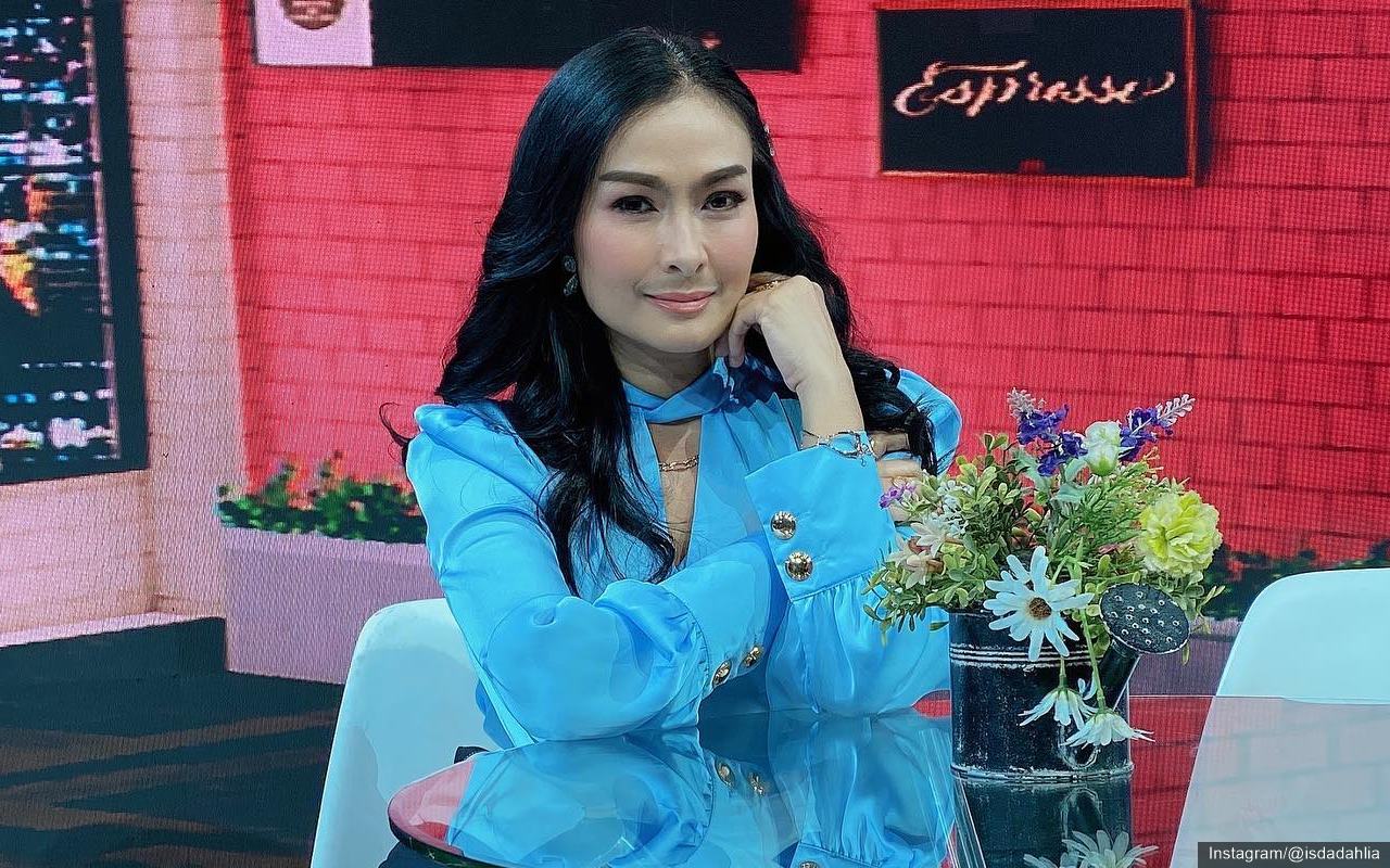 Iis Dahlia ‘Ditraktir’ Orang Misterius Saat Makan Malam di Paris
