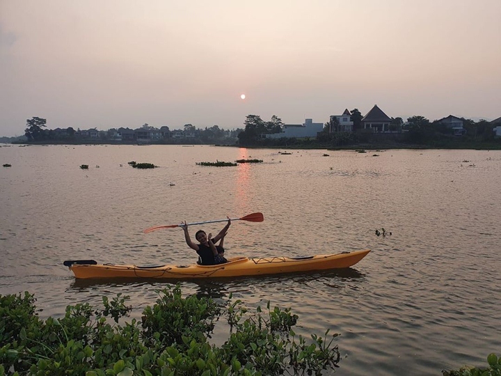 <i>Kayaking</i>