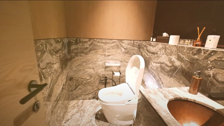 <i>Powder room</i>