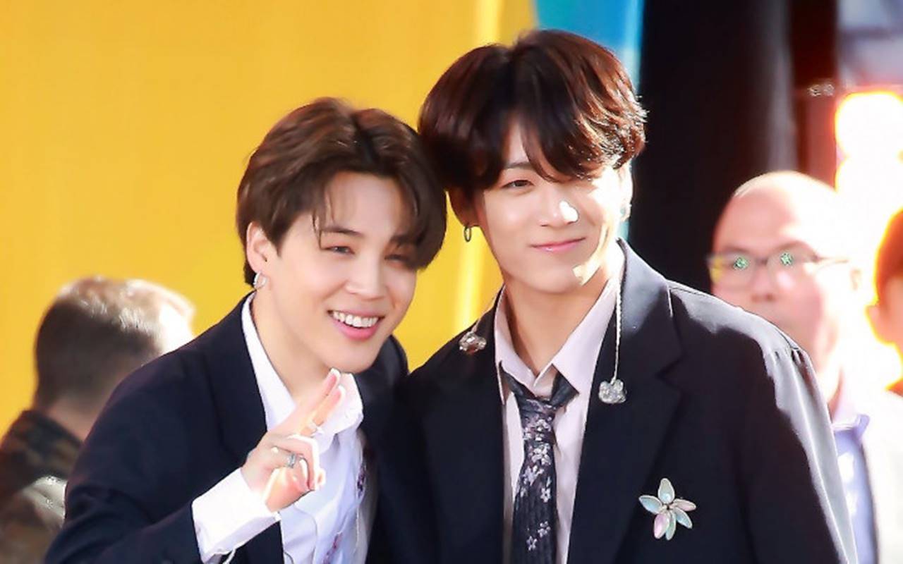 Saling Menjaga, Jimin BTS Sigap Selamatkan Jungkook yang Tak Seimbang di Konser