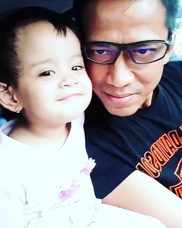 Pamer senyum manis