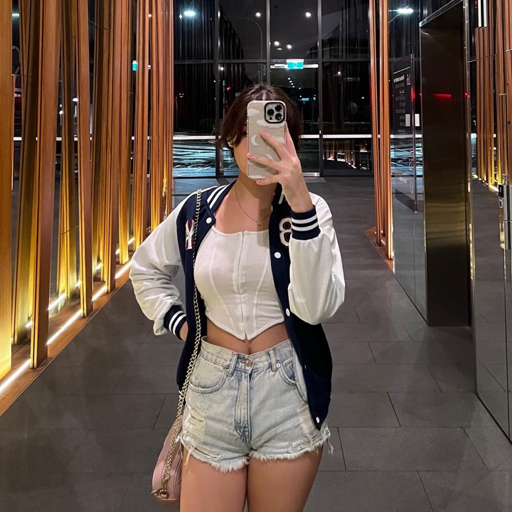 jangan lupa ambil mirror selfie!
