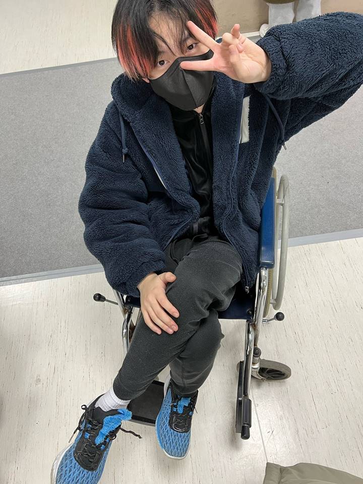 Chenle NCT menunjukkan potret di atas kursi roda