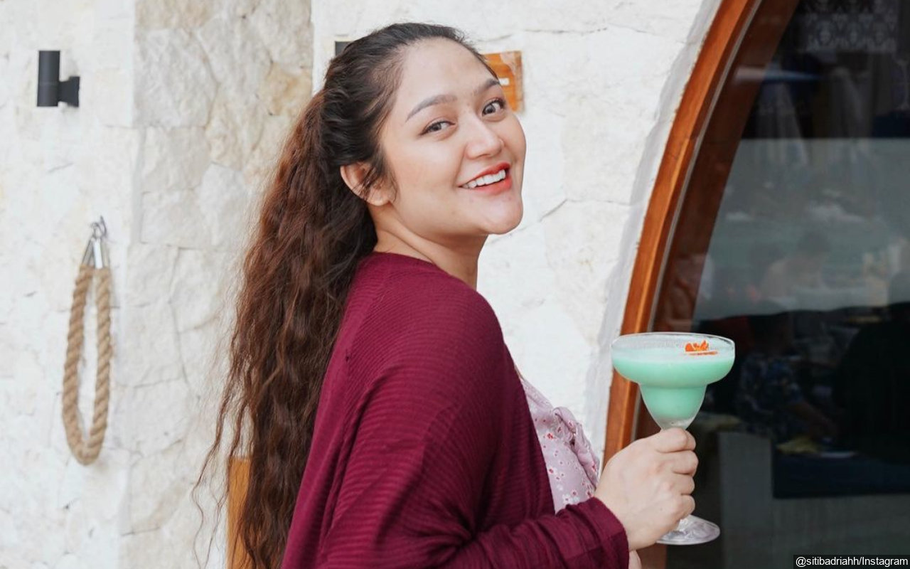 Siti Badriah Melahirkan, Wajah 'Ngintip' Baby Fruity Bikin Penasaran