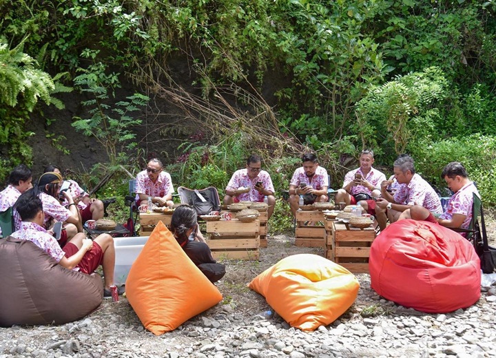 Nongkrong Di Pinggir Sungai