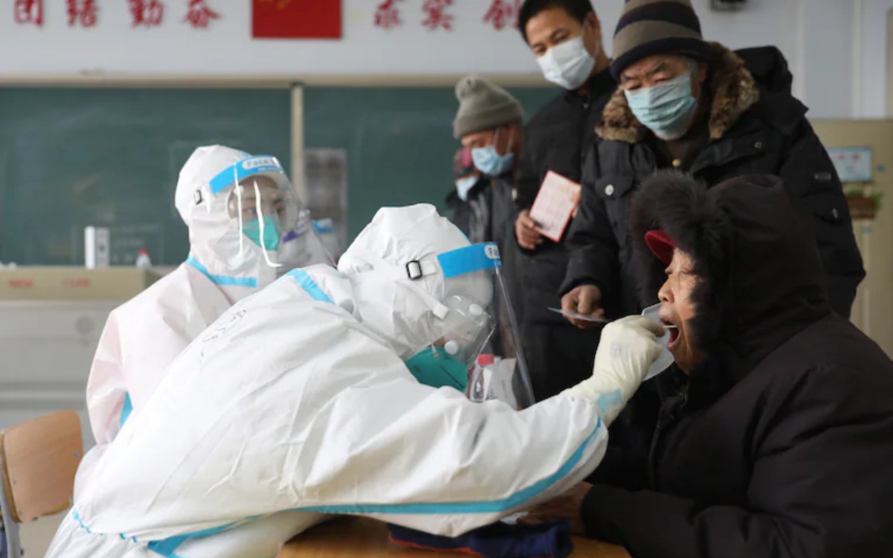 Niat Tes COVID-19, Wanita di Tiongkok Baru Sadar Setelah 2 Jam Salah Masuk Antrean Ayam Panggang