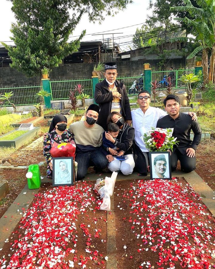 Momen Gala Saat Ziarah ke Makam Orangtuanya