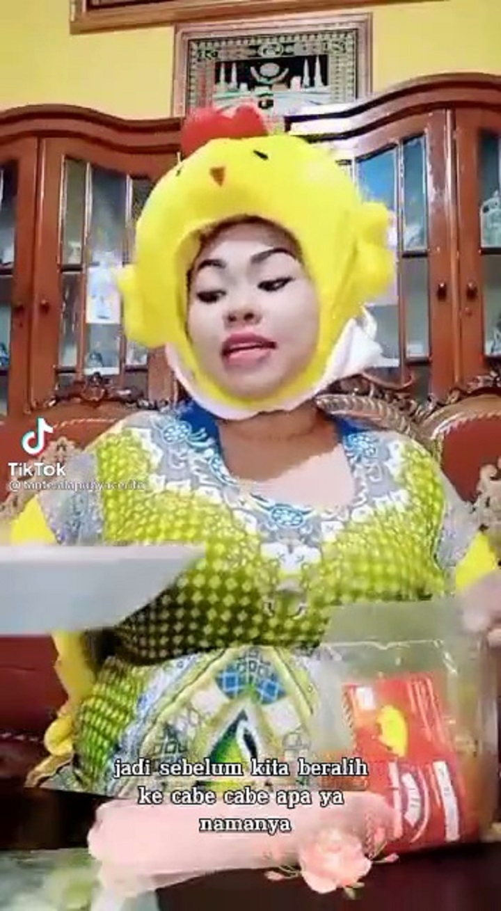 Mengenakan topi lucu