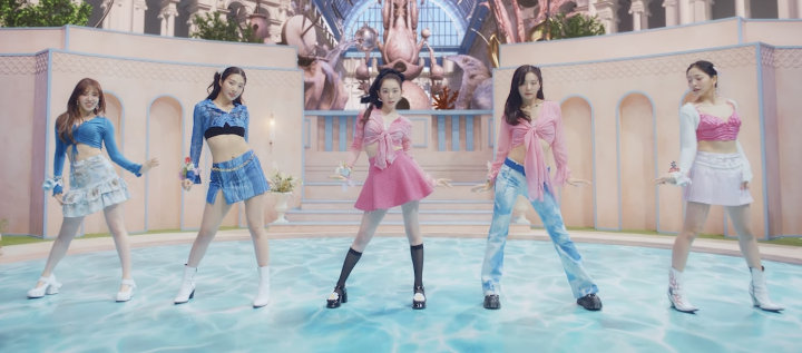 Red Velvet Kenakan Bawahan Turun Pinggang di MV \'Feel My Rhythm\', Tuai Respons Begini