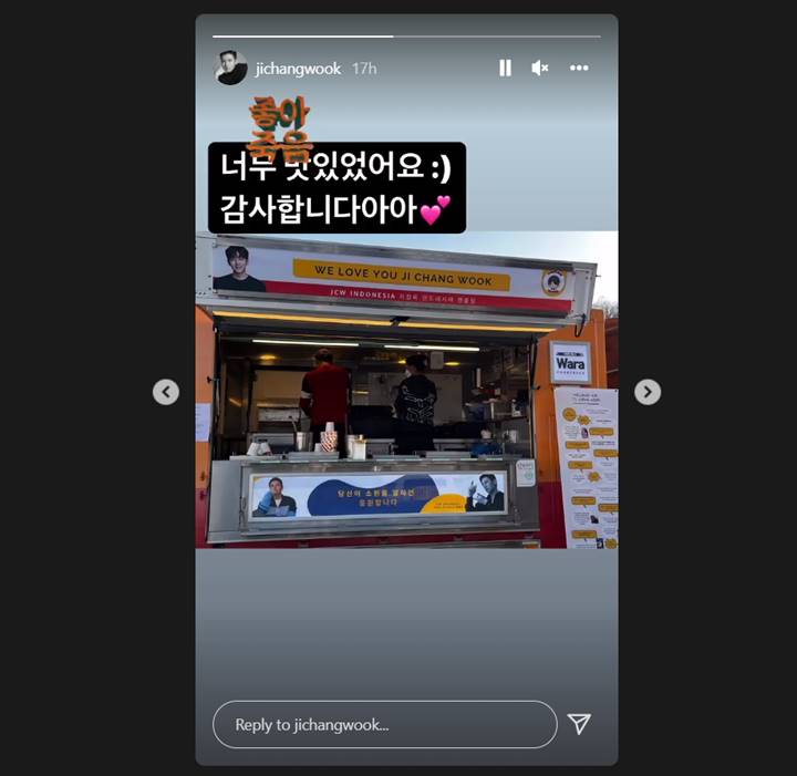Ji Chang Wook menunjukkan potret food truck yang dikirimkan oleh penggemar Indonesia