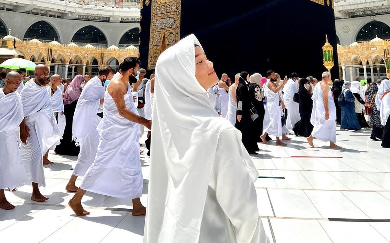 Fuji Ketahuan Main TikTok Saat Umroh, Ibadah Ala Ukhti Dicibir Demi Konten?