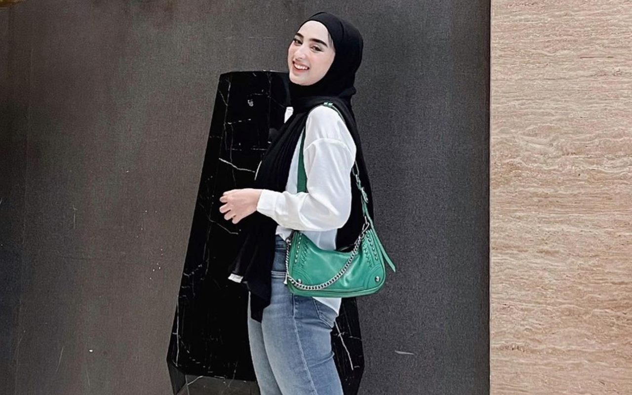 Dinan Fajrina Santai Mejeng Cantik 'Tanpa Beban', Gaya OOTD Curi Perhatian