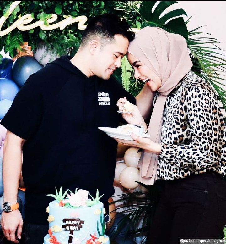 perbedaan usia sempat jadi sorotan