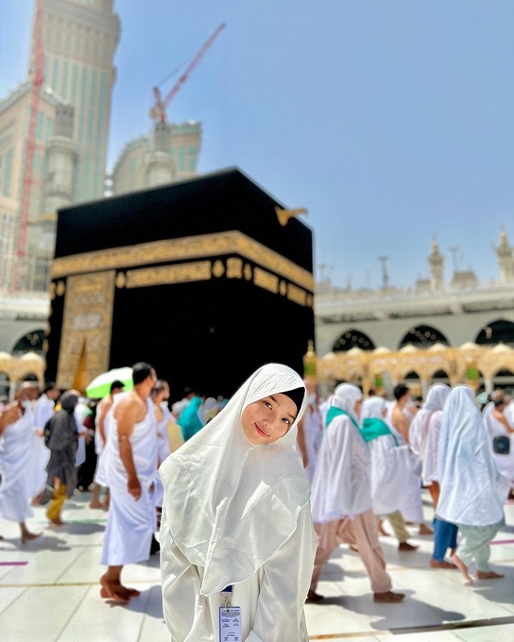 momen Fuji di depan ka'bah