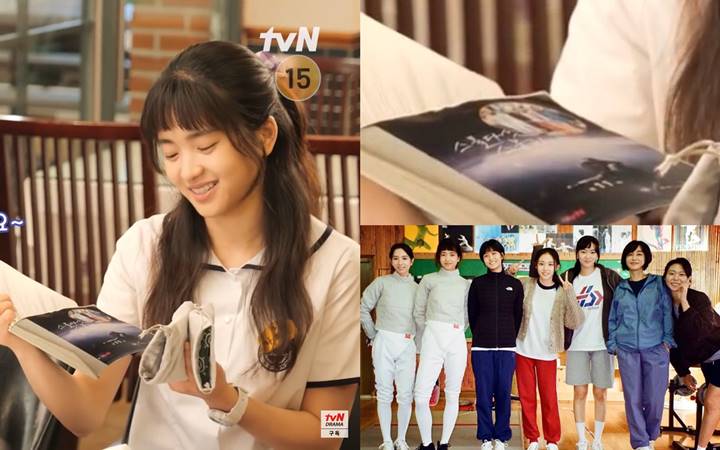 Kim Tae Ri terlihat menempelkan potret bersama tim anggar di depan naskah \'Twenty-Five, Twenty-One\'