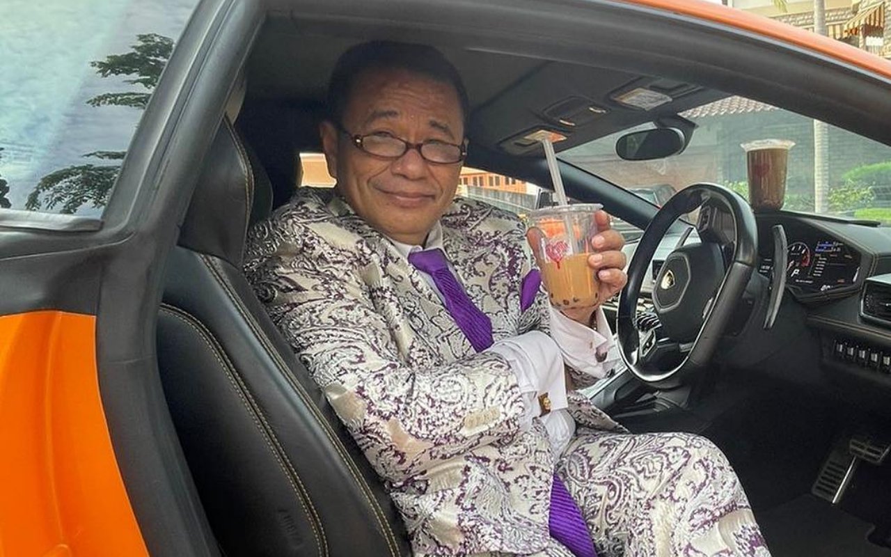 Hotman Paris Jadi Tukang Parkir, Totalitas Pakai Celana 'Compang-camping'