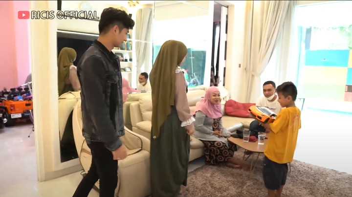 Rafatar di kasih mainan ricis