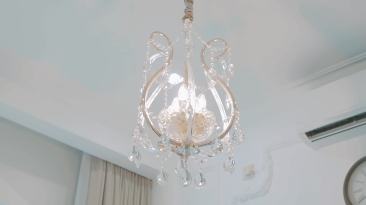 Chandelier Mewah Di Dekat Pintu