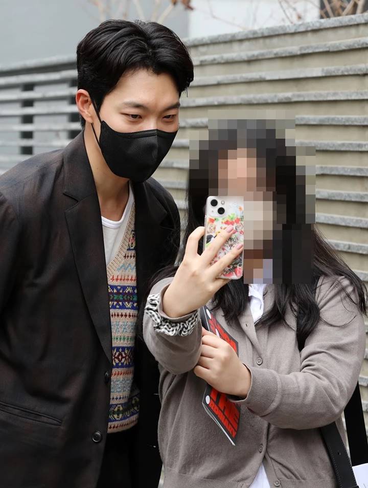 Sikap Ramah Ryu Jun Yeol Beri Fan Service ke Fans di Pinggir Jalan Bikin Mleyot