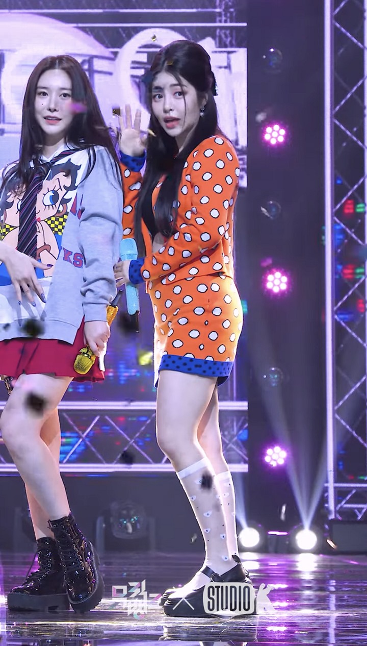 Norak dan Berantakan, Outfit Brave Girls Bikin Speechless Saking Buruknya 2