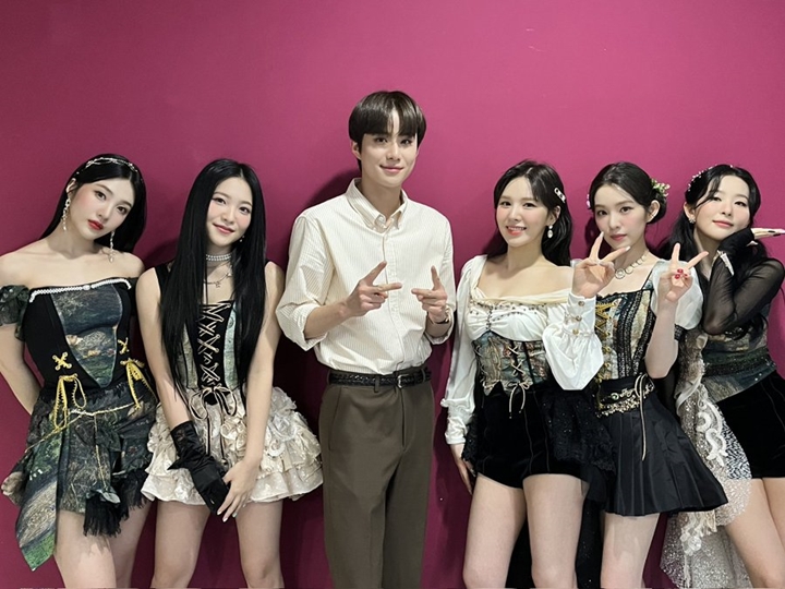 Foto Jungwoo NCT Bareng Red Velvet di Backstage Bikin Netizen Akui Visual \'Kebun Bunga\' SM