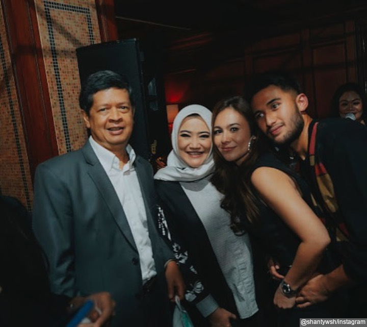 akur dengan keluarga