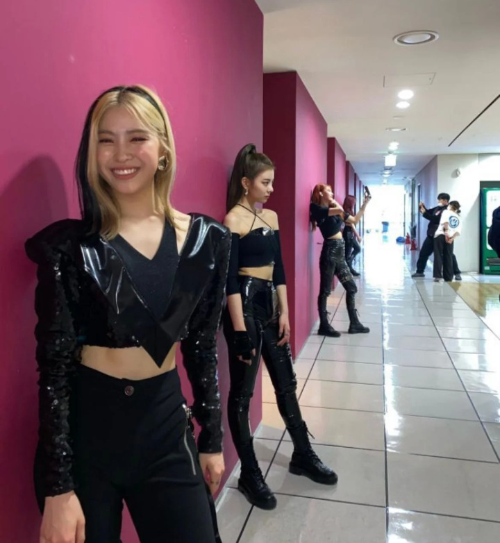Ryujin ITZY Bocorkan Rahasia Background Foto Pink di Acara Musik