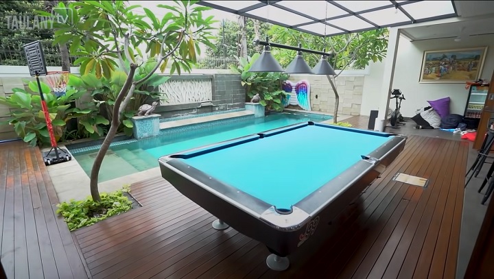 Meja billiard dan kolam renang