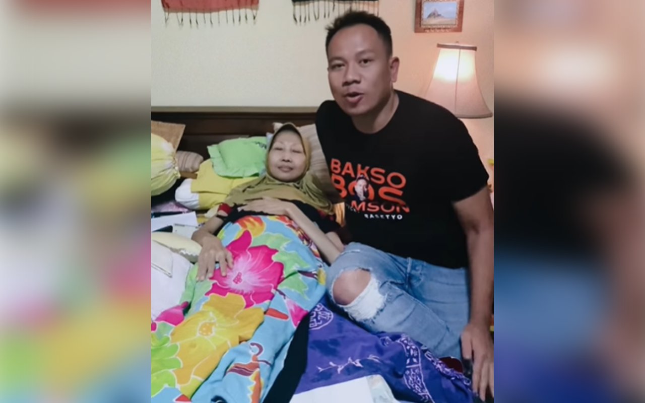 Vicky Prasetyo Ziarah ke Makam Mama Een Tanpa Sepengetahuan Kalina Oktarani