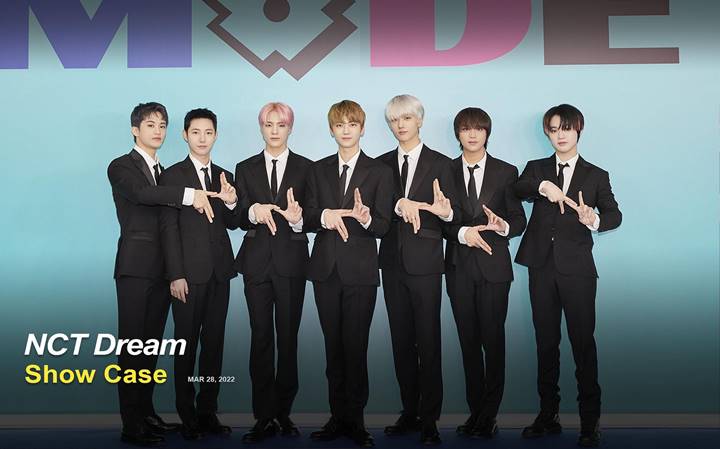 Chenle NCT terlihat melakukan gestur sapaan NMIXX di showcase comeback \'Glitch Mode\'