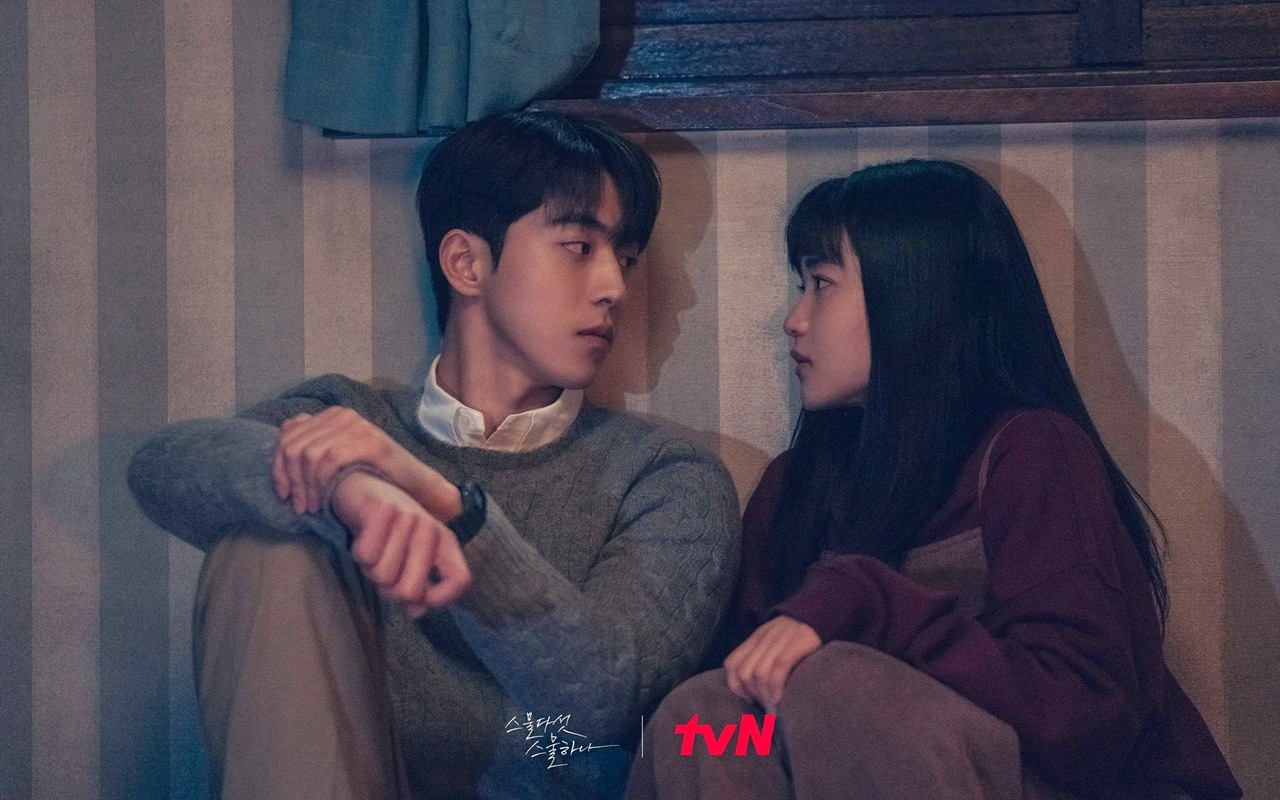 Nam Joo Hyuk Digoda Tak Sopan Syuting Cium Hot Kim Tae Ri di 'Twenty-Five Twenty-One'