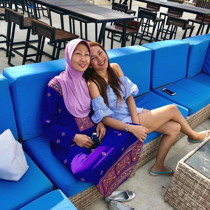 Pamer Senyum Bahagia