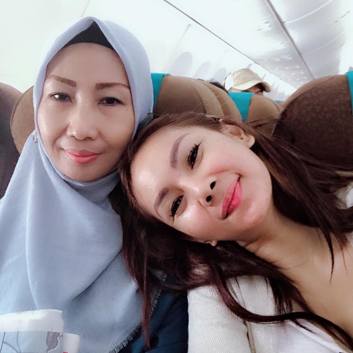 Pose Sandaran Manja
