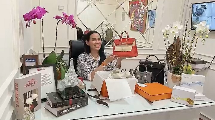 <i>Self reward</i> barang mewah