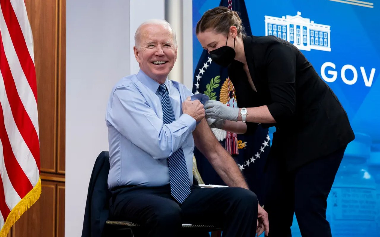 Presiden AS Tertua, Joe Biden Terima Suntikan Dosis Keempat Vaksin COVID-19