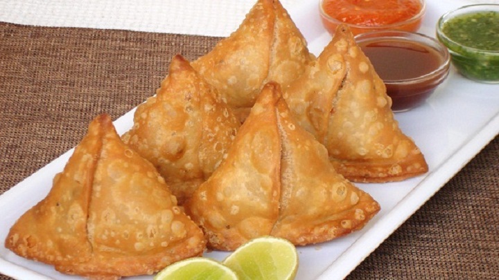 Makan Camilan Gurih Bersama Maysarakat Pakistan