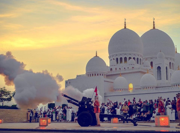 Menyalakan Meriam di Mekkah, Arab Saudi