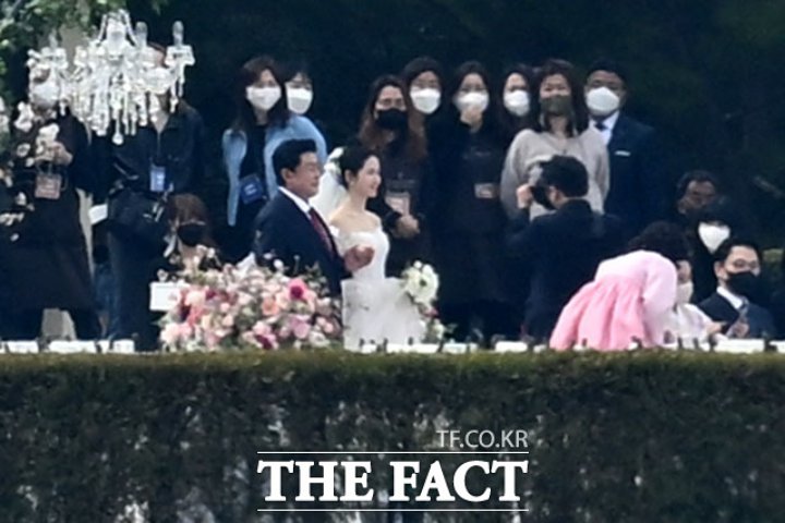 Son Ye Jin Kenakan \'Gaun Pengantin Terpanas\', Potret Cantik Saat Jalan di Altar Pernikahan Terungkap
