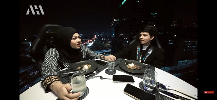 Menikmati hidangan selanjutnya