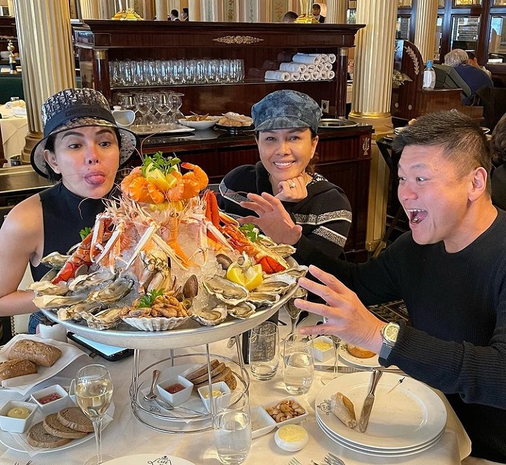 menikmati seafood