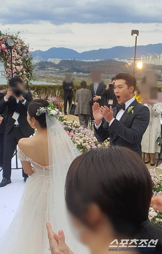 Begini Lucunya Ekspresi Hyun Bin Lihat Sang Istri Lempar Buket Bunga