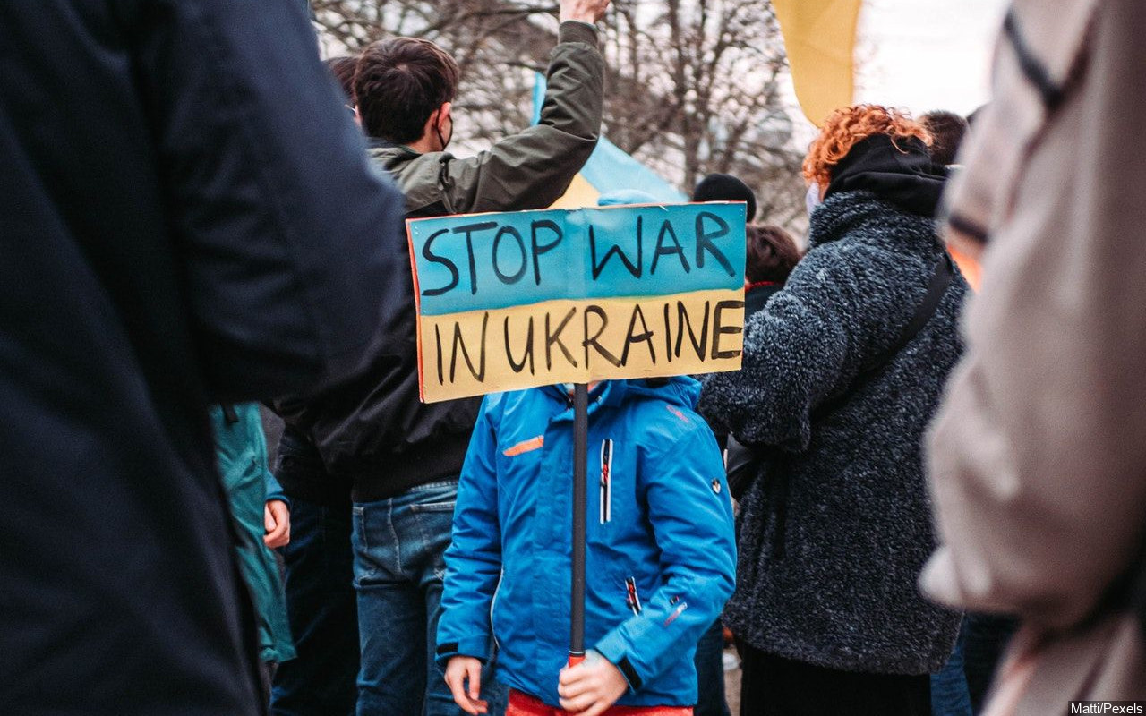 Dilaporkan Muridnya Sendiri Usai Komentari Invasi Ukraina, Seorang Guru Rusia Terancam 15 Tahun Bui