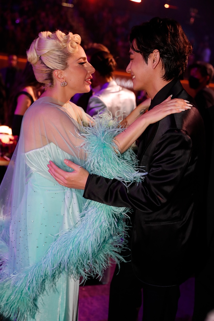 Grammy Awards 2022: So Sweet, V BTS dan Lady Gaga Kedapatan Cipika-Cipiki 1