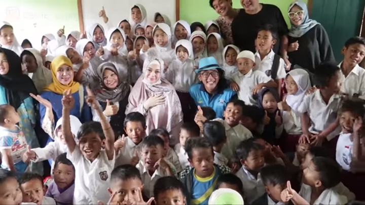 Momen Saat Bansos di Garut