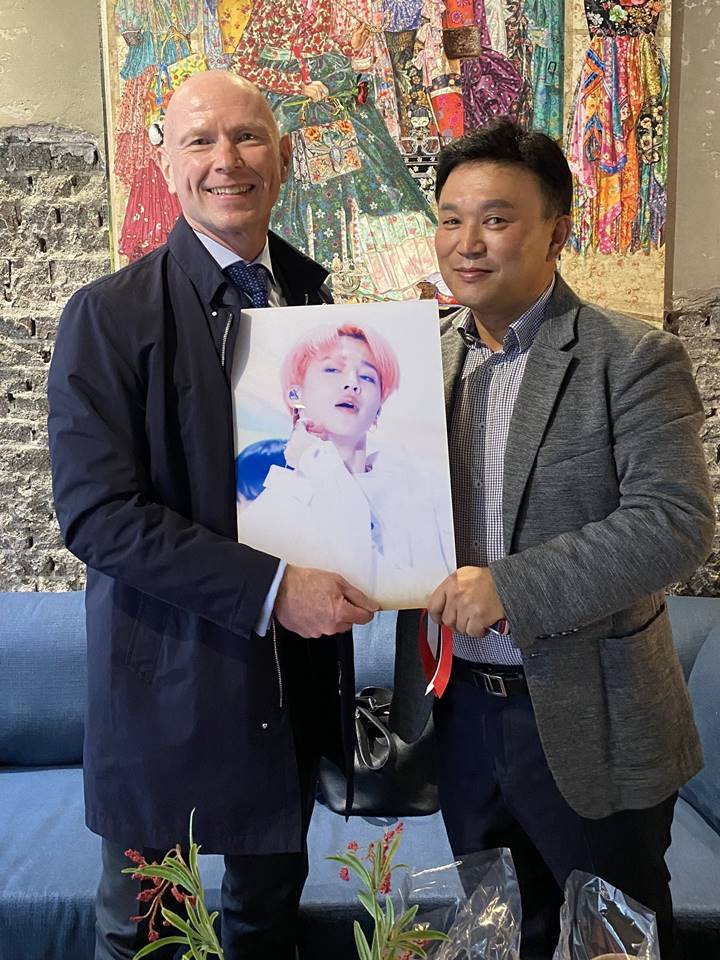 Ayah Jimin BTS Hadiahi Foto Fansite untuk Duta Besar Norwegia usai Berkunjung