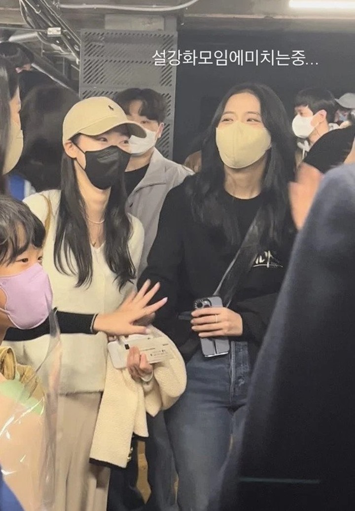 Jisoo BLACKPINK Nonton Film Kim Hye Yoon Bareng Geng Kamar 207 \'Snowdrop\', Penampilan Disorot