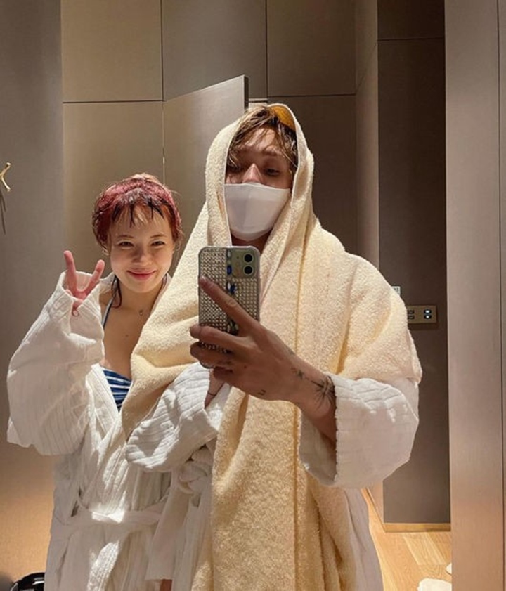 Hyuna dan DAWN Pamer Foto Mesra Pakai Jubah Mandi Auto Trending di Korea