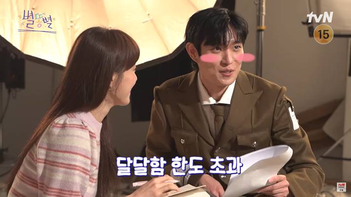 Momen kebersamaan Lee Sung Kyung dan Kim Young Dae di pemotretan poster \'Shooting Stars\'
