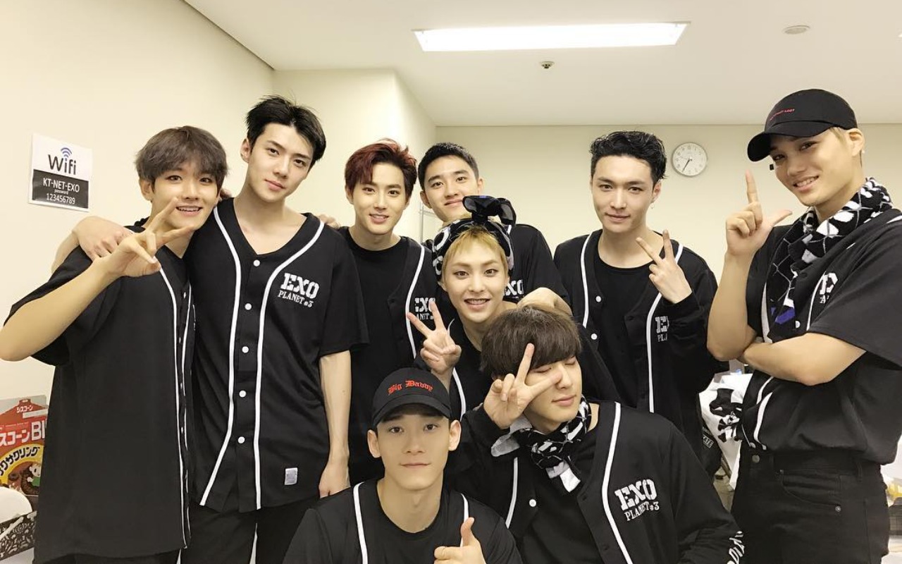 Lay Hengkang SM, Intip 10 Potret Manis Kebersaman Member EXO Yang Bikin Kangen