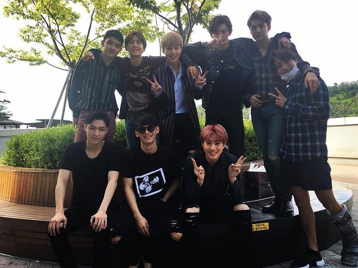 Para member pamer senyum ganteng